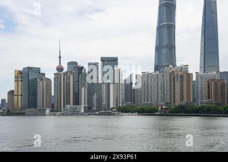 SHANGHAI, CHINA - 29. MAI 2024 - Luxushäuser in der Nähe von Lujiazui am Fluss im Pudong-Viertel von Shanghai, China, 29. Mai 2024. Stockfoto