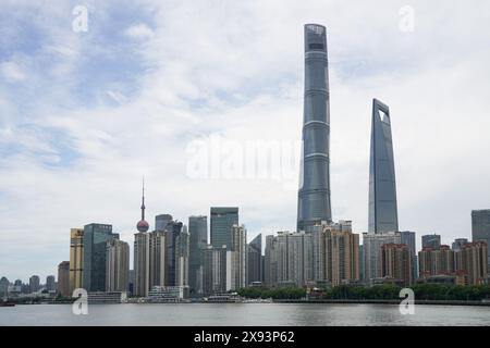 SHANGHAI, CHINA - 29. MAI 2024 - Luxushäuser in der Nähe von Lujiazui am Fluss im Pudong-Viertel von Shanghai, China, 29. Mai 2024. Stockfoto