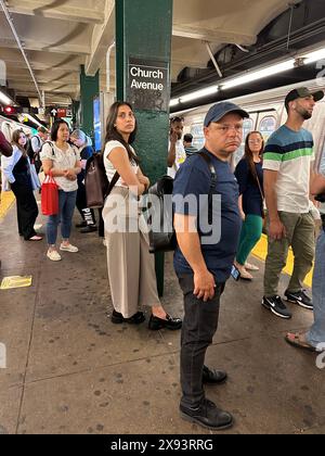 New York City Pendler warten auf ihren Zug Stockfoto