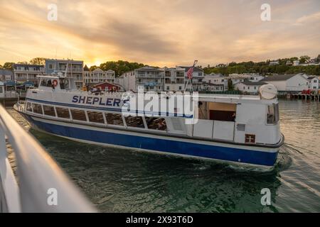 Mackinac Island, Usa. Mai 2024. Eine Shepler's Fähre fährt am 28. Mai von Mackinac Island nach St. Ignace, mir. 2024. (Foto: Andrew Roth/SIPA USA) Credit: SIPA USA/Alamy Live News Stockfoto