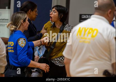 New York, Usa. Mai 2024. NEW YORK, NEW YORK – 28. MAI: Ein Demonstrant wird von Polizeibeamten der NYPD begleitet, nachdem er am 28. Mai 2024 eine Rede des Bürgermeisters von New York City, Eric Adams, an der Frank Sinatra School of the Arts High School in Astoria, im Queens Borough von New York City unterbrochen hatte. Quelle: Ron Adar/Alamy Live News Stockfoto