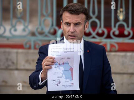 Gransee, Deutschland. Mai 2024. Der französische Präsident Emmanuel Macron zeigt eine Grafik über den Angriff auf die Ukraine. Quelle: Michael Kappeler/dpa/Alamy Live News Stockfoto