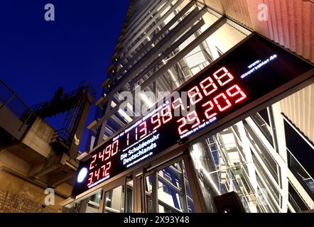 Schuldenuhr des Bundes der Steuerzahler, DEU, Berlin, 29.05.2024 *** Schuldenuhr des Steuerzahlerverbandes, DEU, Berlin, 29 05 2024 Stockfoto