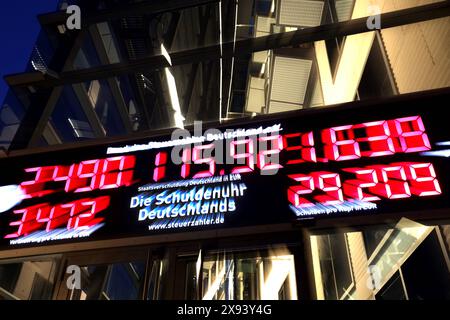 Schuldenuhr des Bundes der Steuerzahler, DEU, Berlin, 29.05.2024 *** Schuldenuhr des Steuerzahlerverbandes, DEU, Berlin, 29 05 2024 Stockfoto