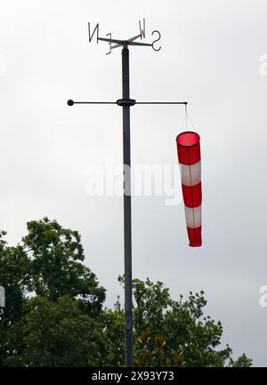 Windsocke, die auf den Wind zeigt und die Windstärke und -Richtung anzeigt. Stockfoto
