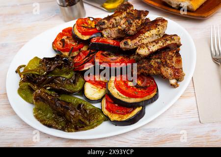 Gegrillte Schweinebrippen in Senf und Gemüse Stockfoto