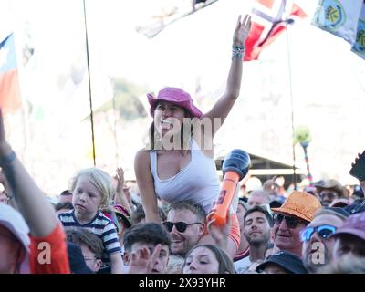 Dateifoto vom 24. April 06/23: Eine Menge, die Lewis Capaldi auf der Pyramid Stage beim Glastonbury Festival auf der Worthy Farm in Somerset beobachtet. Musiker und Künstler aus aller Welt strömen diesen September nach Glasgow, um ein „unvergessliches Highlight“ im „Kulturkalender“ der Stadt zu erleben. Ausgabedatum: Mittwoch, 29. Mai 2024. Stockfoto