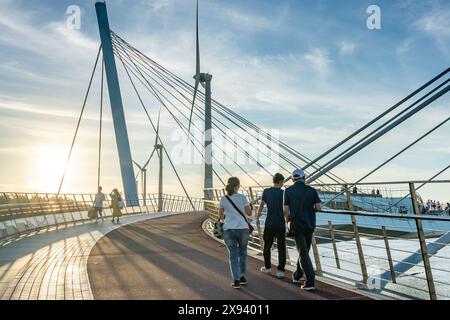 Windturbinen im Gaomei Wetlands Area bei Sonnenuntergang, ein beliebter malerischer Ort im Qingshui District, Taichung City, Taiwan. Stockfoto