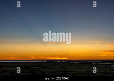 Küste malerische touristische Wegbrücke unter Sonnenuntergang glühen mit rosigen Wolken. Gaomei Wetlands, Taichung City, Taiwan Stockfoto