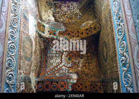 Mehrfarbiges Gemälde am Eingang von Ayasofya. Gewölbedekoration im Inneren des antiken Tempels der Hagia Sophia - byzantinische Kunst in Istanbul Stockfoto