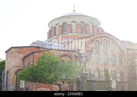 Außenansicht der Kirche Hagia Irene im ersten Innenhof des Topkapi-Palastes. Byzantinischer Tempel von Aya Irene in Istanbul, Türkiye. Stockfoto