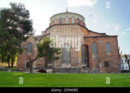 Blick auf die Kirche St. Irene aus dem Osten, von der Apsis - ein berühmtes Wahrzeichen von Istanbul, erhalten aus byzantinischer Zeit. Topkapi, Türkiye. Stockfoto