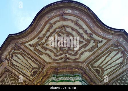 Schnitzereien schmücken das Baldachin des Brunnens von Sultan Ahmed III. Von innen. Brunnen vor dem Topkapi-Palast in Istanbul (Türkei) Stockfoto