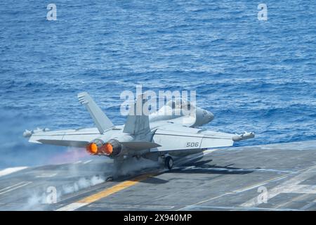 SÜDCHINESISCHE SEE (28. Mai 2024) ein EA-18G Growler, der den „Rooks“ der Electronic Attack Squadron (VAQ) 137 zugeordnet ist, startet vom Cockpit der Stockfoto