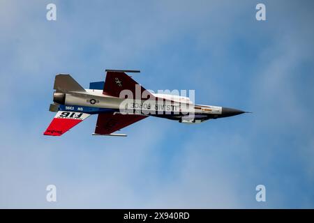 Captain Taylor „FEMA“ Hiester, Kommandant und Pilot des F-16 Viper Demonstration Teams, fliegt während des Oregon International Air Sho invertiert Stockfoto