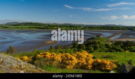 Blick von Cramond Island auf das Festland, bei Ebbe, am späten Nachmittag nach einem heißen, sonnigen Tag. Stockfoto