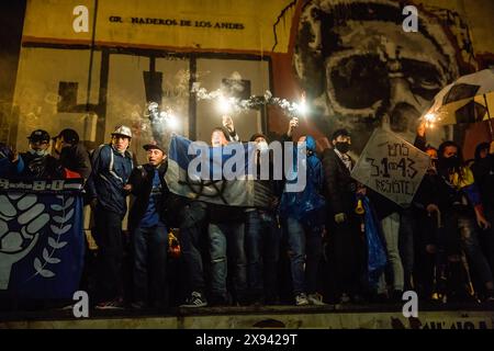 Während des Nationalstreiks in Bogot· halten Demonstranten Banner. Am 28. Mai, einen Monat nach Beginn des Nationalstreiks, demonstrieren Demonstranten weiterhin auf den Straßen der kolumbianischen Hauptstadt Bogot· und im ganzen Land, um sich der Regierungspolitik zu widersetzen. Während des Tages fanden mehrere Demonstrationen und Märsche statt, an denen Tausende von Menschen am Streik teilnahmen. Auf der Plaza de Los Heroes (Heldenplatz), einer der wichtigsten Demonstrationszonen in Bogot·, versammelten sich mehr als 4,000 Menschen, um Konzerte, Aufführungen und Reden zu sehen. Stockfoto