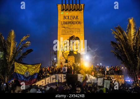 28. Mai 2021, Bogota, Kolumbien: Demonstranten versammeln sich während der Demonstration auf der Plaza de Los Heroes (Heldenplatz). Am 28. Mai, einen Monat nach Beginn des Nationalstreiks, demonstrieren Demonstranten weiterhin auf den Straßen der kolumbianischen Hauptstadt BogotÂ· und im ganzen Land, um sich der Regierungspolitik zu widersetzen. Während des Tages fanden mehrere Demonstrationen und Märsche statt, an denen Tausende von Menschen am Streik teilnahmen. An der Plaza de Los Heroes (Heldenplatz), einer der wichtigsten Demonstrationszonen in BogotÂ·, versammelten sich mehr als 4,000 Menschen, um Konzerte, Aufführungen und Speec zu sehen Stockfoto