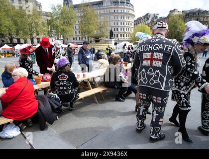 Perlkönige und Königinnen, genießen Sie die Feierlichkeiten beim Saint George's Day am Trafalgar Square, London. Stockfoto