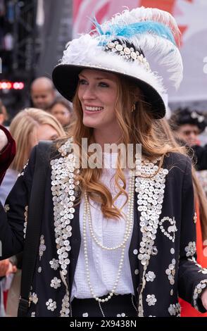 Die Perlprinzessin von Fulham genießt die Feierlichkeiten beim Saint George's Day am Trafalgar Square, London. Stockfoto