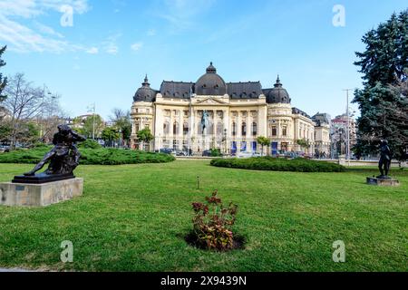 Bukarest, Rumänien - 6. November 2021: Zentrale Universitätsbibliothek mit Reiterdenkmal an König Carol I. davor auf dem Revolutiei-Platz (Pia Stockfoto