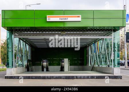 Bukarest, Rumänien, 14. November 2021: Haupteingang zur U-Bahn-Station Favorit in Dr Taberei oder Drumul Taberei Stockfoto