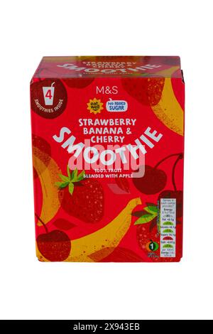 Schachtel Erdbeere Banana & Cherry Smoothie von M&S isoliert auf weißem Hintergrund - 100 % Obst gemischt mit Apfel Stockfoto