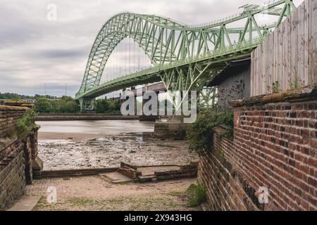 West Bank, Widnes, Chesire, England, Großbritannien – 14. Mai 2023: Die Silver Jubilee Bridge und die Ethelfleda Bridge überqueren den Mersey River Stockfoto