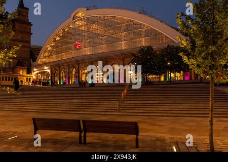 Liverpool, Merseyside, England, Großbritannien - 16. Mai 2023: Lime Street Station at Night Stockfoto