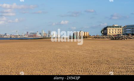 New Brighton, Merseyside, England, Großbritannien - 16. Mai 2023: Die Skyline von Liverpool, vom Strand aus gesehen Stockfoto