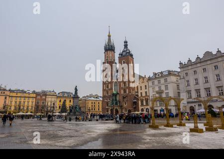 Krakau, Polen - 5. Januar 2024 - Blick auf den Krakauer Hauptplatz (Rynek) an einem bewölkten Tag Stockfoto