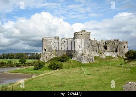 Carew Castle in Wales Außenansicht über den nahe gelegenen Fluss ist ein historischer Sehenswürdigkeit für Touristen Stockfoto