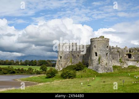 Carew Castle in Wales Außenansicht über den nahe gelegenen Fluss ist ein historischer Sehenswürdigkeit für Touristen Stockfoto