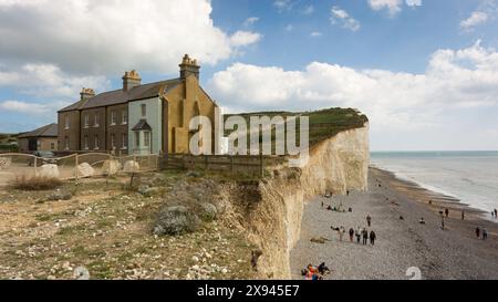 Birling Gap, Vereinigtes Königreich - 10. September 2022: Blick auf die Seven Sisters Cliffs, die von Birling Gap nach Osten schauen, an sonnigem Tag mit Wolken, die Klippen, Strand, Meer, Stockfoto