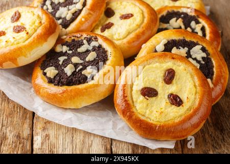 Süße Hefebötchen tschechischer Kolache mit Hüttenkäse oder Mohn aus der Nähe auf dem Holztisch. Horizontal Stockfoto