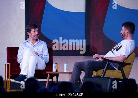 Der österreichische Designer und Denker Stefan Sagmeister spricht im April 2024 mit dem Autor Ben Tallon auf der Hauptbühne des OFFF Barcelona im Disseny Hub Museum of Design in Barcelona. Bild: Rob Watkins. INFO: Die beliebte Jahreskonferenz wurde 2001 ins Leben gerufen und ist die weltweit größte Ausstellung zeitgenössischer visueller Kreativität und Design. Es zieht Designer, Künstler, Filmemacher und Fotografen aus der ganzen Welt an und dient als globale Plattform für kreativen Austausch und Zusammenarbeit. Stockfoto