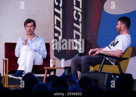 Der österreichische Designer und Denker Stefan Sagmeister spricht im April 2024 mit dem Autor Ben Tallon auf der Hauptbühne des OFFF Barcelona im Disseny Hub Museum of Design in Barcelona. Bild: Rob Watkins. INFO: Die beliebte Jahreskonferenz wurde 2001 ins Leben gerufen und ist die weltweit größte Ausstellung zeitgenössischer visueller Kreativität und Design. Es zieht Designer, Künstler, Filmemacher und Fotografen aus der ganzen Welt an und dient als globale Plattform für kreativen Austausch und Zusammenarbeit. Stockfoto