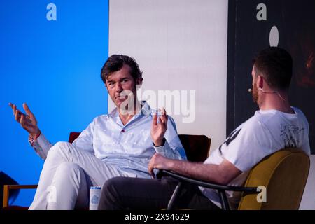 Der österreichische Designer und Denker Stefan Sagmeister spricht im April 2024 mit dem Autor Ben Tallon auf der Hauptbühne des OFFF Barcelona im Disseny Hub Museum of Design in Barcelona. Bild: Rob Watkins. INFO: Die beliebte Jahreskonferenz wurde 2001 ins Leben gerufen und ist die weltweit größte Ausstellung zeitgenössischer visueller Kreativität und Design. Es zieht Designer, Künstler, Filmemacher und Fotografen aus der ganzen Welt an und dient als globale Plattform für kreativen Austausch und Zusammenarbeit. Stockfoto