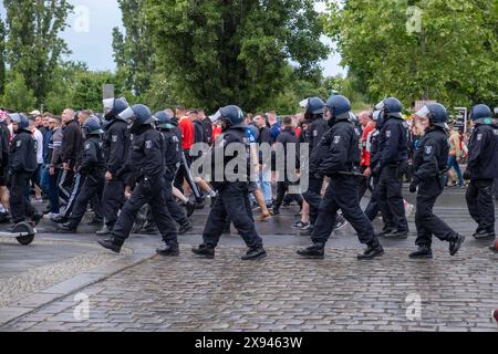 Polizeibeamte begleiten Fußballfans des Fußballvereins Energie Cottbus nach einem Spiel gegen Hertha BSC im nahe gelegenen Jahnsportpark. Die Polizei hatte im Vorfeld des Spiels mit Ausschreitungen gerechnet. / Polizeibeamte eskortieren Fußballfans des Energie Cottbus Fußballvereins nach einem Spiel gegen Hertha BSC im nahe gelegenen Jahnsportpark. Die Polizei hatte im Vorfeld des Spiels mit Unruhen gerechnet. Polizei begleitet Fußballfans *** Polizeibeamte eskortieren Fußball-Fans des Energie Cottbus Fußballvereins nach einem Spiel gegen Hertha BSC im nahe gelegenen Jahnsportpark hatte die Polizei mit Unruhen in Th gerechnet Stockfoto