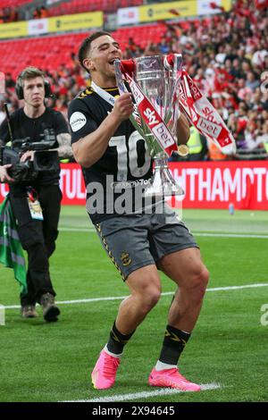 London, Großbritannien. Mai 2024. Southampton Stürmer Che Adams (10) holt die Trophäe beim Leeds United FC gegen Southampton FC SKY Bet EFL Championship Play-Off Finale im Wembley Stadium, London, England, Großbritannien am 26. Mai 2024 Credit: Every Second Media/Alamy Live News Stockfoto