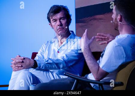 Der österreichische Designer und Denker Stefan Sagmeister spricht im April 2024 mit dem Autor Ben Tallon auf der Hauptbühne des OFFF Barcelona im Disseny Hub Museum of Design in Barcelona. Bild: Rob Watkins. INFO: Die beliebte Jahreskonferenz wurde 2001 ins Leben gerufen und ist die weltweit größte Ausstellung zeitgenössischer visueller Kreativität und Design. Es zieht Designer, Künstler, Filmemacher und Fotografen aus der ganzen Welt an und dient als globale Plattform für kreativen Austausch und Zusammenarbeit. Stockfoto