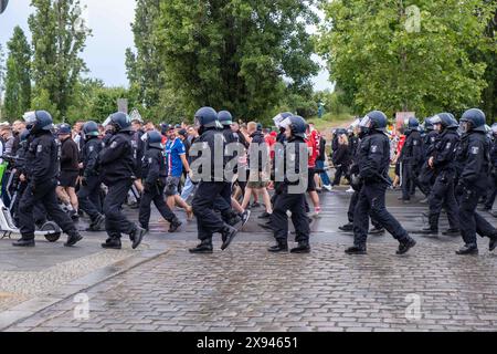 Polizeibeamte begleiten Fußballfans des Fußballvereins Energie Cottbus nach einem Spiel gegen Hertha BSC im nahe gelegenen Jahnsportpark. Die Polizei hatte im Vorfeld des Spiels mit Ausschreitungen gerechnet. / Polizeibeamte eskortieren Fußballfans des Energie Cottbus Fußballvereins nach einem Spiel gegen Hertha BSC im nahe gelegenen Jahnsportpark. Die Polizei hatte im Vorfeld des Spiels mit Unruhen gerechnet. Polizei begleitet Fußballfans *** Polizeibeamte eskortieren Fußball-Fans des Energie Cottbus Fußballvereins nach einem Spiel gegen Hertha BSC im nahe gelegenen Jahnsportpark hatte die Polizei mit Unruhen in Th gerechnet Stockfoto