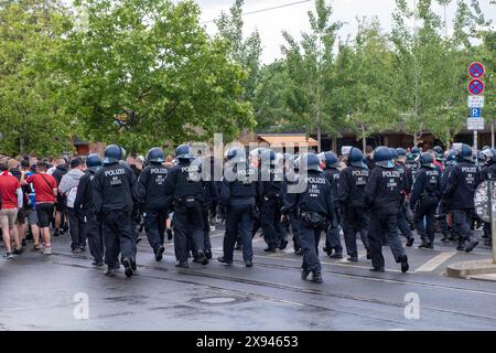 Polizeibeamte begleiten Fußballfans des Fußballvereins Energie Cottbus nach einem Spiel gegen Hertha BSC im nahe gelegenen Jahnsportpark. Die Polizei hatte im Vorfeld des Spiels mit Ausschreitungen gerechnet. / Polizeibeamte eskortieren Fußballfans des Energie Cottbus Fußballvereins nach einem Spiel gegen Hertha BSC im nahe gelegenen Jahnsportpark. Die Polizei hatte im Vorfeld des Spiels mit Unruhen gerechnet. Polizei begleitet Fußballfans *** Polizeibeamte eskortieren Fußball-Fans des Energie Cottbus Fußballvereins nach einem Spiel gegen Hertha BSC im nahe gelegenen Jahnsportpark hatte die Polizei mit Unruhen in Th gerechnet Stockfoto