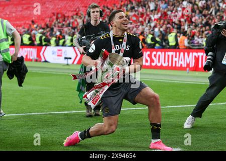 London, Großbritannien. Mai 2024. Southampton Stürmer Che Adams (10) hebt die Trophäe beim Leeds United FC gegen Southampton FC Sky Bet EFL Championship Play-Off Finale im Wembley Stadium, London, England, Großbritannien am 26. Mai 2024 ab Credit: Every Second Media/Alamy Live News Stockfoto