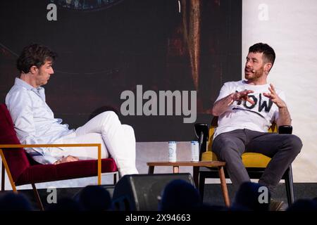 Der österreichische Designer und Denker Stefan Sagmeister spricht im April 2024 mit dem Autor Ben Tallon auf der Hauptbühne des OFFF Barcelona im Disseny Hub Museum of Design in Barcelona. Bild: Rob Watkins. INFO: Die beliebte Jahreskonferenz wurde 2001 ins Leben gerufen und ist die weltweit größte Ausstellung zeitgenössischer visueller Kreativität und Design. Es zieht Designer, Künstler, Filmemacher und Fotografen aus der ganzen Welt an und dient als globale Plattform für kreativen Austausch und Zusammenarbeit. Stockfoto