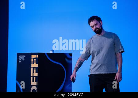 Vasjen Katro AKA Baugasm präsentiert sich im April 2024 auf der Hauptbühne des OFFF Barcelona im Disseny Hub Museum of Design in Barcelona, Spanien. Bild: Rob Watkins. INFO: Die beliebte Jahreskonferenz wurde 2001 ins Leben gerufen und ist die weltweit größte Ausstellung zeitgenössischer visueller Kreativität und Design. Es zieht Designer, Künstler, Filmemacher und Fotografen aus der ganzen Welt an und dient als globale Plattform für kreativen Austausch und Zusammenarbeit. Stockfoto