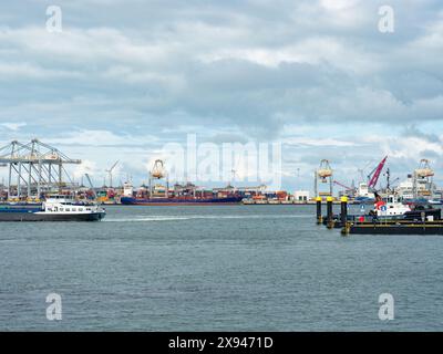 Rotterdam, Niederlande - 4. August 2023: Blick in die Docks und Becken des Europoort International Harbour. Stockfoto