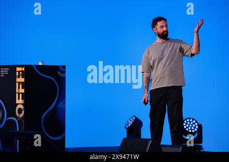 Vasjen Katro AKA Baugasm präsentiert sich im April 2024 auf der Hauptbühne des OFFF Barcelona im Disseny Hub Museum of Design in Barcelona, Spanien. Bild: Rob Watkins. INFO: Die beliebte Jahreskonferenz wurde 2001 ins Leben gerufen und ist die weltweit größte Ausstellung zeitgenössischer visueller Kreativität und Design. Es zieht Designer, Künstler, Filmemacher und Fotografen aus der ganzen Welt an und dient als globale Plattform für kreativen Austausch und Zusammenarbeit. Stockfoto