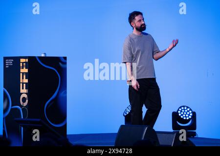 Vasjen Katro AKA Baugasm präsentiert sich im April 2024 auf der Hauptbühne des OFFF Barcelona im Disseny Hub Museum of Design in Barcelona, Spanien. Bild: Rob Watkins. INFO: Die beliebte Jahreskonferenz wurde 2001 ins Leben gerufen und ist die weltweit größte Ausstellung zeitgenössischer visueller Kreativität und Design. Es zieht Designer, Künstler, Filmemacher und Fotografen aus der ganzen Welt an und dient als globale Plattform für kreativen Austausch und Zusammenarbeit. Stockfoto