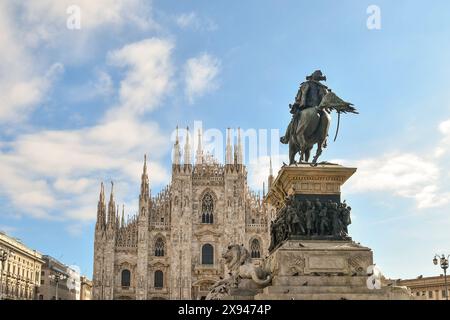 Flacher Blick auf die Statue von König Victor Emmanuel II. (1896) mit der Mailänder Kathedrale im Hintergrund auf der Piazza del Duomo, Mailand, Lombardei, Italien Stockfoto